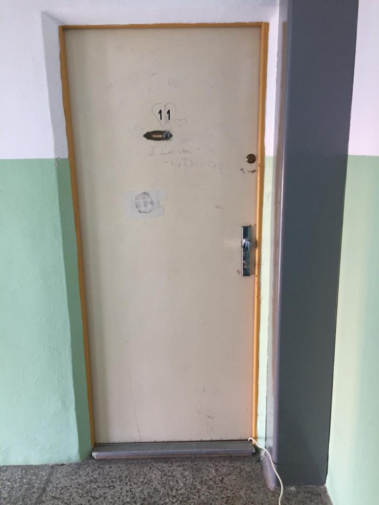 Staré dveře bez bezpečnostních prvků